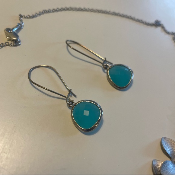 Necklace and earrings set- flowers and blue gems - Picture 3 of 3